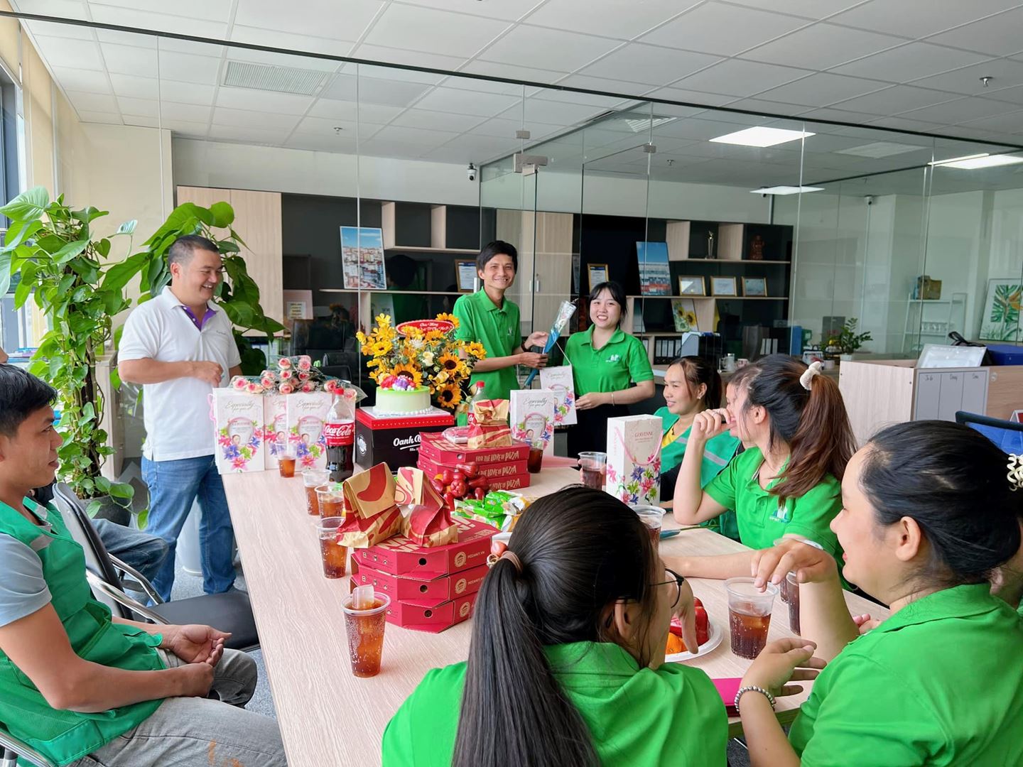 Chúc toàn thể CNV nữ của 𝐇𝐏𝐍𝐓 𝐆𝐑𝐎𝐔𝐏 thật nhiều niềm vui và hạnh phúc trong ngày 08.03 💐💐💐🛍️🛍️🛍️