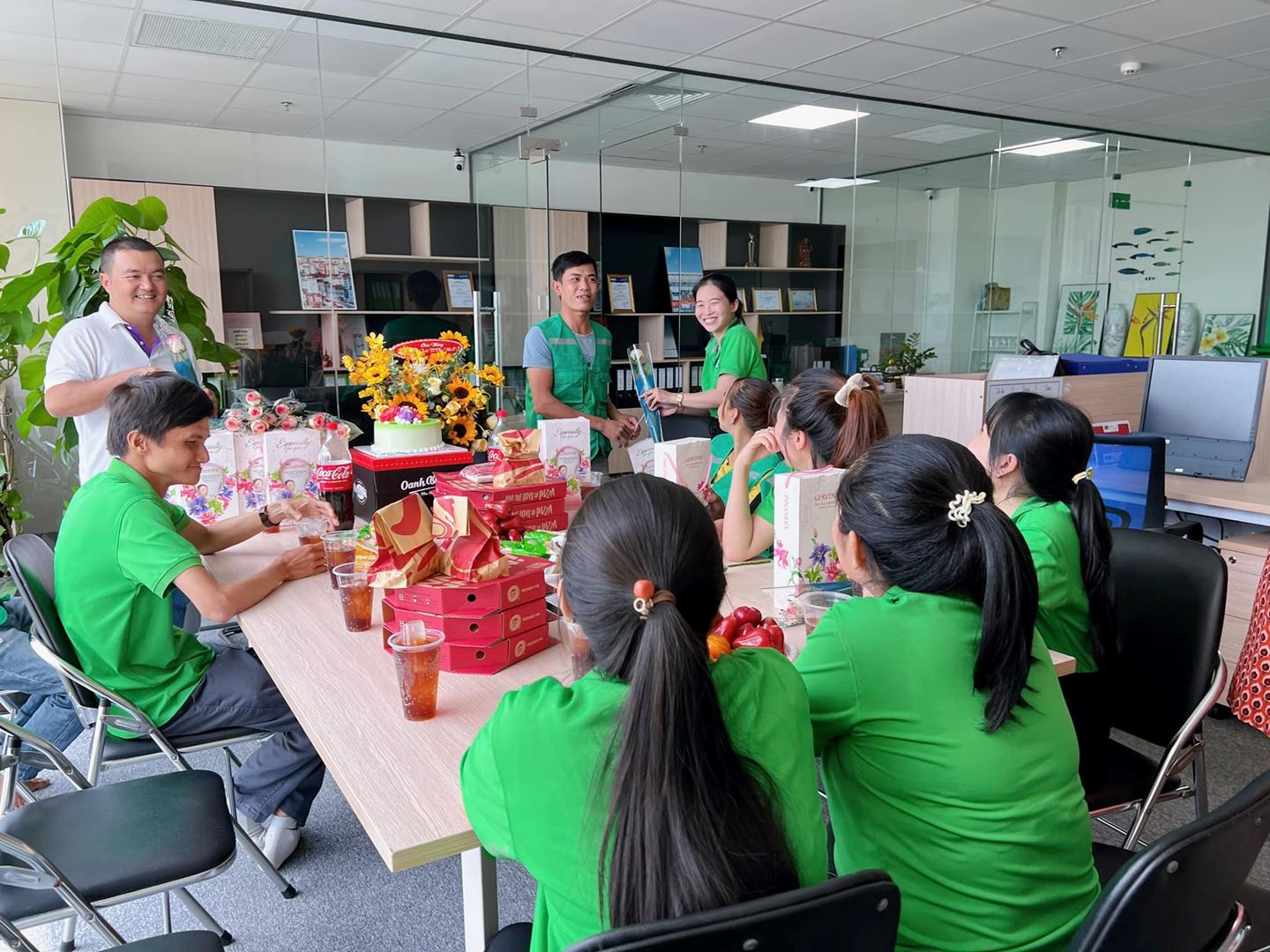 Chúc toàn thể CNV nữ của 𝐇𝐏𝐍𝐓 𝐆𝐑𝐎𝐔𝐏 thật nhiều niềm vui và hạnh phúc trong ngày 08.03 💐💐💐🛍️🛍️🛍️