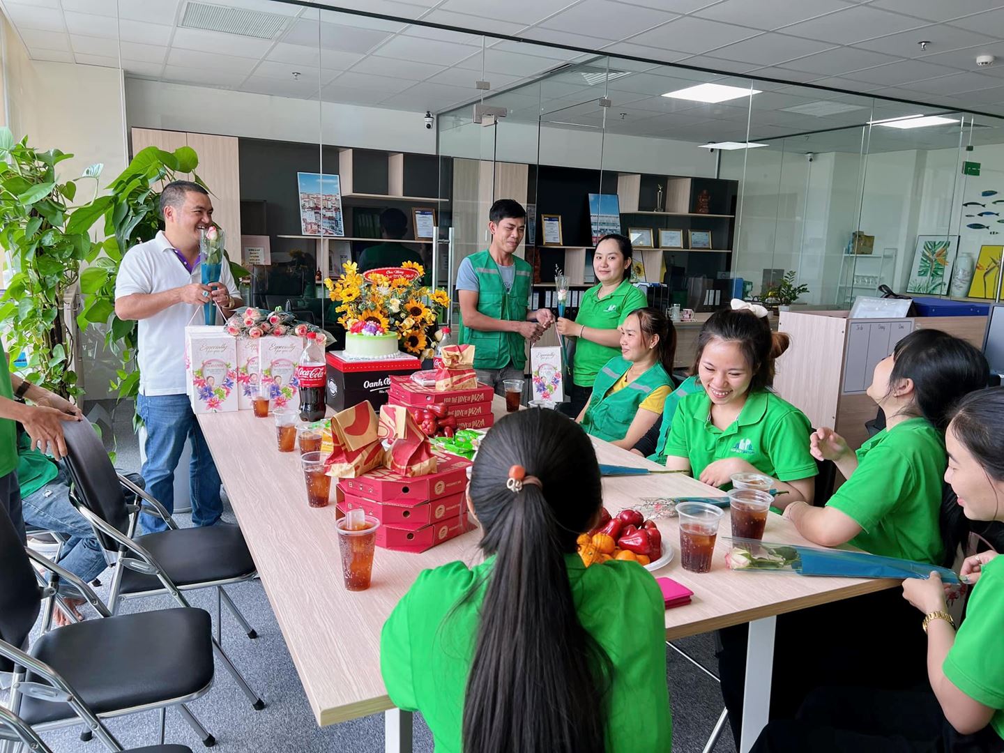 Chúc toàn thể CNV nữ của 𝐇𝐏𝐍𝐓 𝐆𝐑𝐎𝐔𝐏 thật nhiều niềm vui và hạnh phúc trong ngày 08.03 💐💐💐🛍️🛍️🛍️