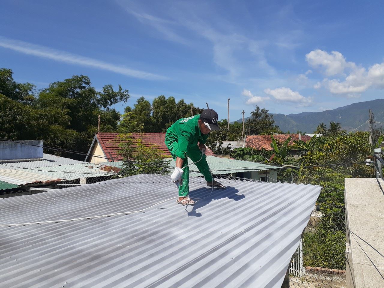 Sơn chống nóng mái tôn